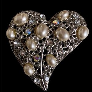 Faux pearl and rhinestone silvertone heart shaped brooch